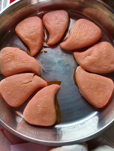 Foto von Teochew Red Peach Cake (Png Kueh) – fertig angerichtet