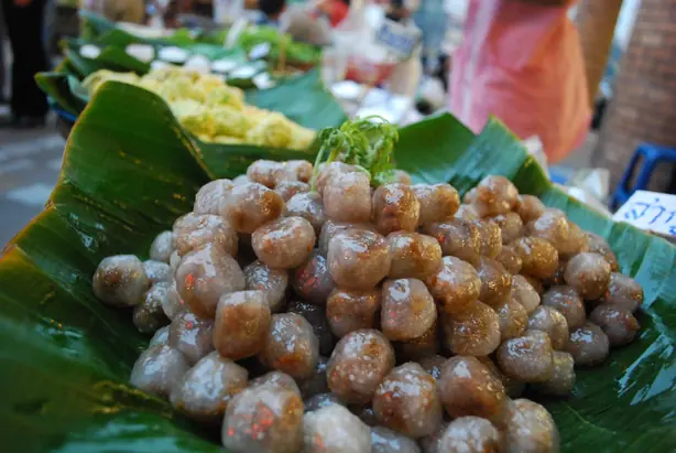 Foto von Thailändische Tapiokabällchen mit Schweinefleischfüllung (Sakhu Sai Mu) – fertig angerichtet
