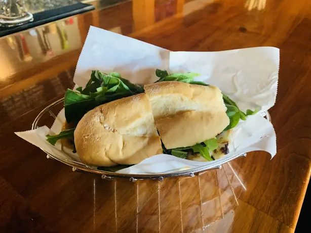 Foto von The Office Burger – Der legendäre Vater aller Gourmet-Burger – fertig angerichtet