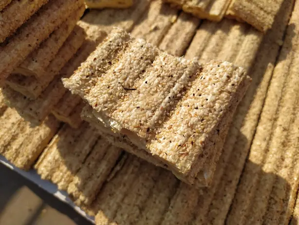 Foto von Tiler Khaja (Bangladeschisches Sesam-Konfekt) – fertig angerichtet