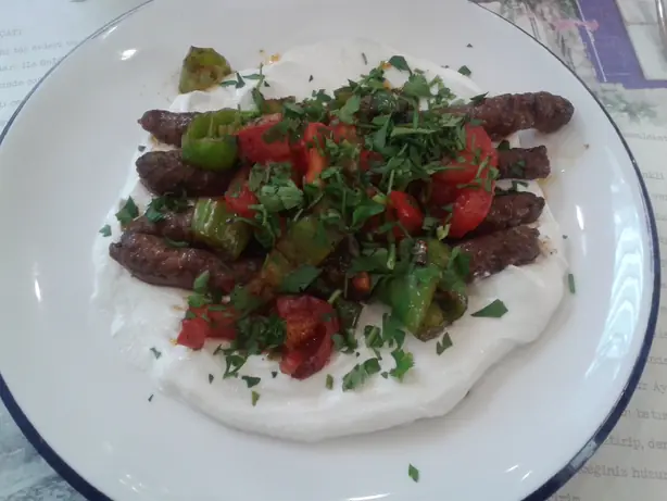 Foto von Tire-Fleischbällchen (Tire Köfte) – fertig angerichtet