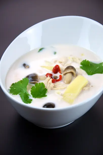 Foto von Tom Kha Gai (Thailändische Kokossuppe) – fertig angerichtet