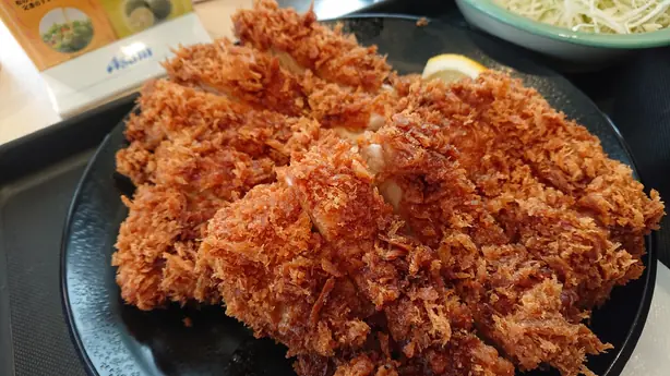 Foto von Torikatsu (Japanisches Hähnchenschnitzel) – fertig angerichtet