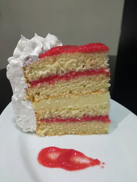 Foto von Torta Maria Luisa - Der fruchtige Schichtkuchen-Klassiker aus Lateinamerika – fertig angerichtet