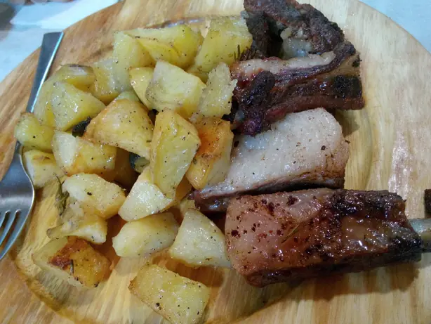 Wikipedia-Bild - Roast_with_potatoes.jpg - Foto: Catia Giaccherini - CC BY-SA 3.0