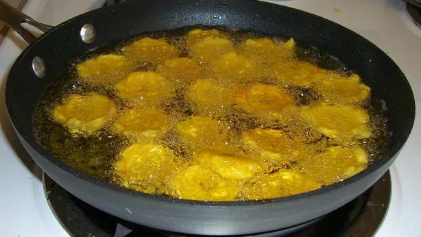Wikipedia-Bild - Fryingplantains10-28-06b.jpg - Foto: No machine-readable author provided. Dozenist assumed (based on copyright claims). - CC BY-SA 3.0