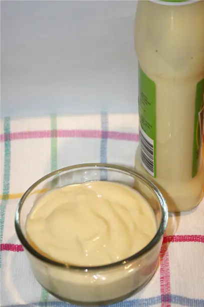 Foto von Traditionelle Englische Salad Cream – fertig angerichtet