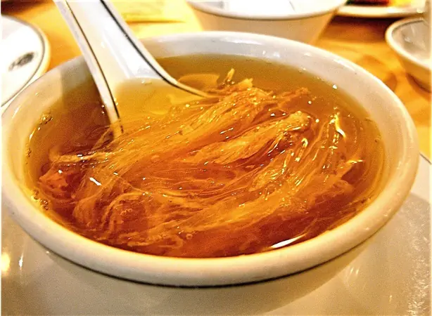 Wikipedia-Bild - Chinese_cuisine-Shark_fin_soup-04.jpg - Foto: harmon from austin, tx, usa - CC BY-SA 2.0
