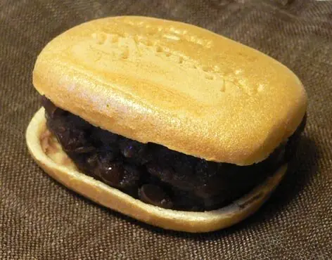 Foto von Traditionelle Monaka - Knusprige japanische Waffeln mit süßer Azuki-Füllung – fertig angerichtet