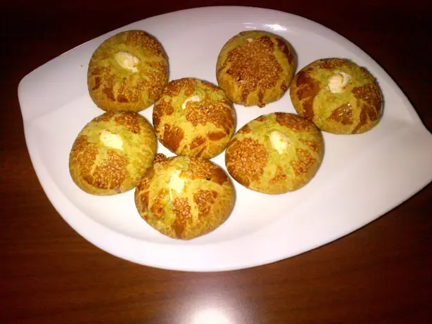 Foto von Traditionelle Pogača (Balkanische Hefeteilchen) – fertig angerichtet