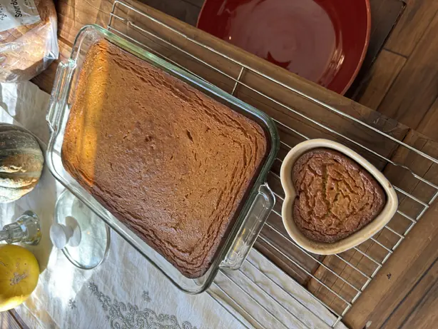 Foto von Traditioneller Amerikanischer Persimmon Pudding (Kaki-Pudding) – fertig angerichtet