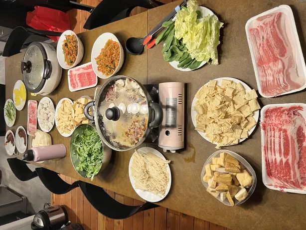 Foto von Traditioneller Chinesischer Hot Pot (Feuertopf) - Das gesellige Erlebnis-Essen – fertig angerichtet