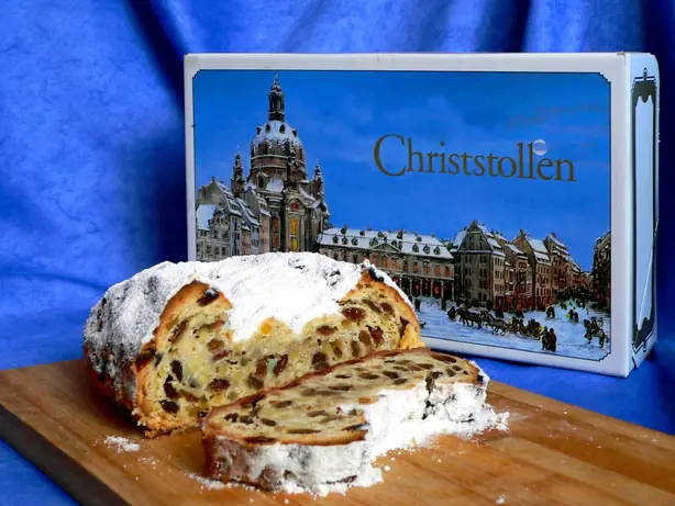 Foto von Traditioneller Christstollen – fertig angerichtet