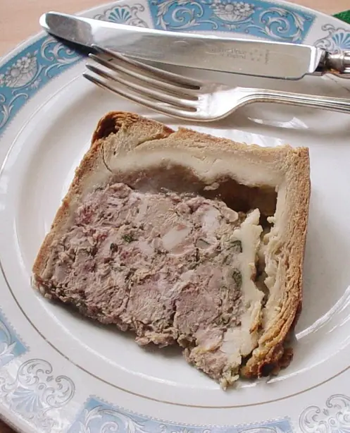 Foto von Traditioneller Englischer Pork Pie (Hand-Raised) – fertig angerichtet