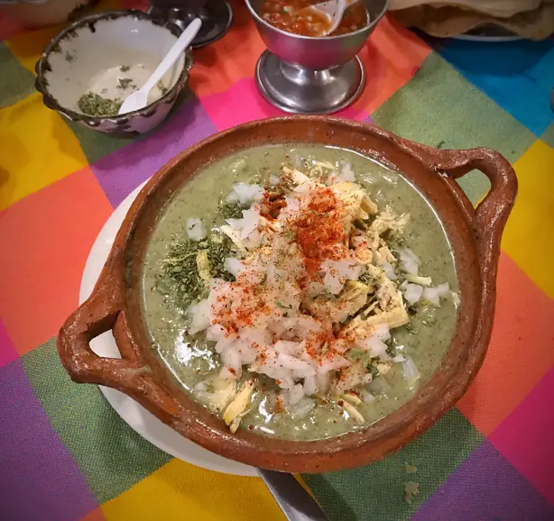 Wikipedia-Bild - Green_pozole,_dressed_(29161841908)_(cropped).jpg - Foto: T.Tseng - CC BY 2.0