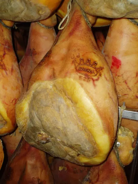 Wikipedia-Bild - Prosciutto_di_Parma,_ham_producing.jpg - Foto: Udo Schröter - CC BY-SA 2.0