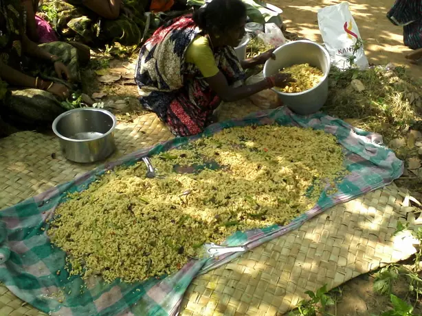 Foto von Traditioneller Pulihora (Südindischer Tamarinden-Reis) – fertig angerichtet