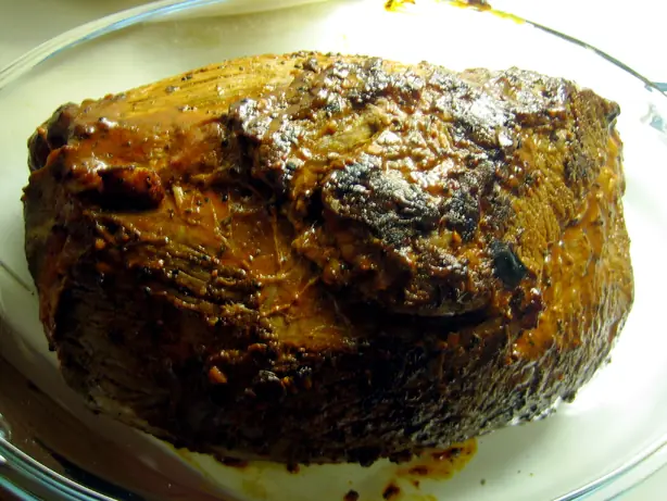 Foto von Traditioneller Rinderbraten (Gepökelt & Gespickt) – fertig angerichtet