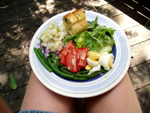 Foto von Traditioneller Salade Niçoise (Nizza-Salat) – fertig angerichtet
