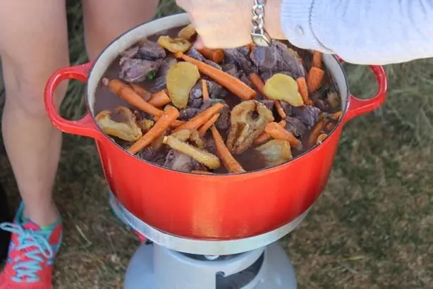 Foto von Traditioneller Südafrikanischer Lamm-Potjiekos – fertig angerichtet