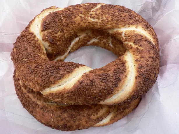 Foto von Traditioneller Türkischer Simit (Sesamring) – fertig angerichtet