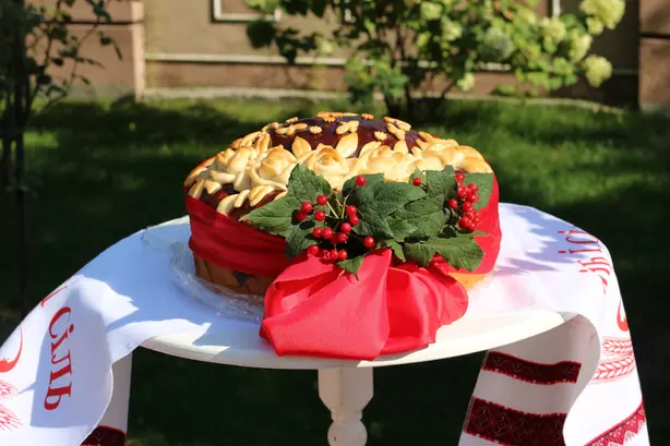 Foto von Traditioneller Ukrainischer Korovai (Hochzeitsbrot) – fertig angerichtet
