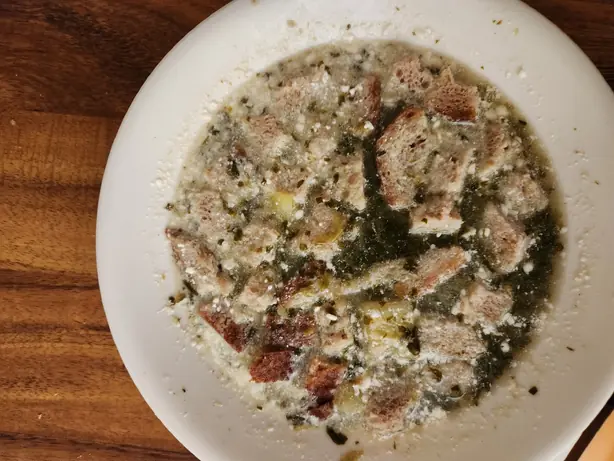 Foto von Tyurya (Russische Kalte Brotsuppe) – fertig angerichtet