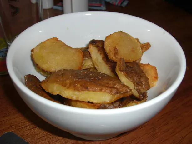 Foto von Überbackene Kartoffelschalen (Potato Skins) – fertig angerichtet