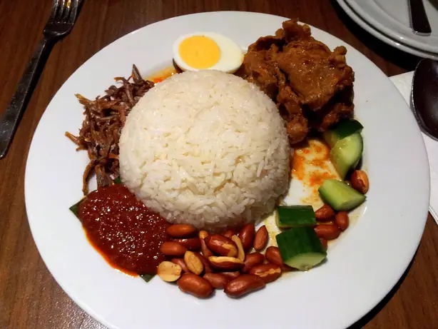 Wikipedia-Bild - Nasi_Lemak,_Mamak,_Sydney.jpg - Foto: Mw12310 - CC BY-SA 3.0