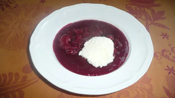 Foto von Ungarische kalte Sauerkirschsuppe (Meggyleves) – fertig angerichtet
