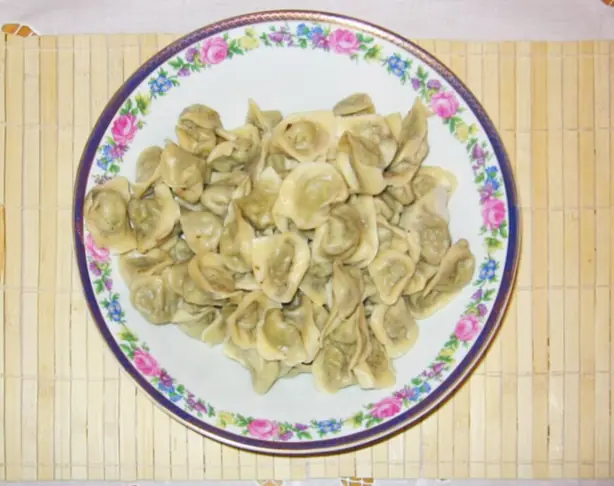 Foto von Uszka (Polnische Teigtäschchen) – fertig angerichtet