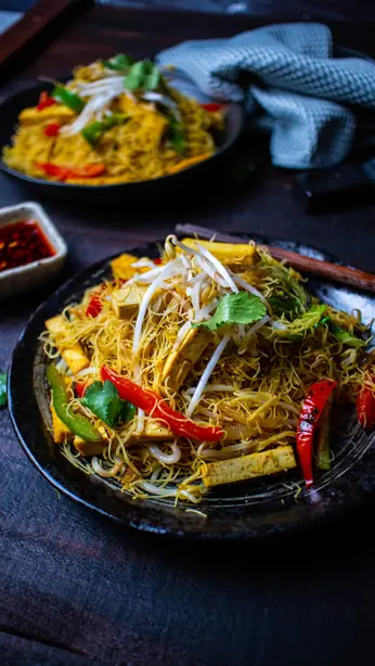 Foto von Vegetarian Bee Hoon (Gebratene vegetarische Reisnudeln) – fertig angerichtet