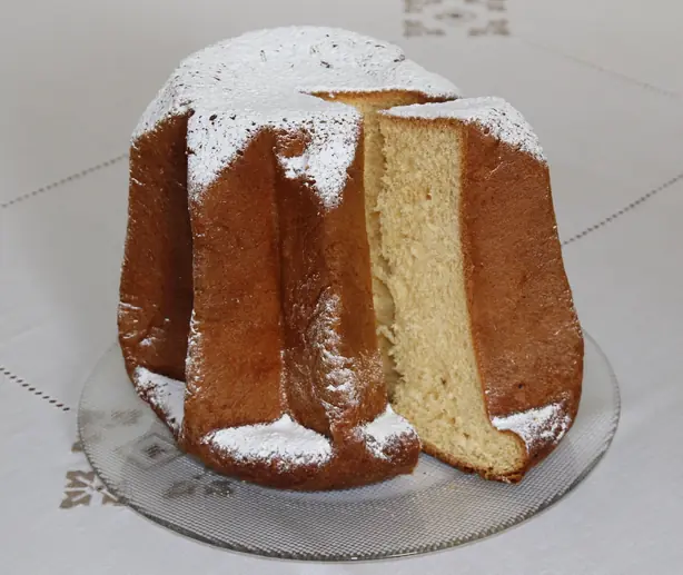 Importbild - Pandoro_with_slice.jpg - Foto: Wittylama - CC BY-SA 4.0