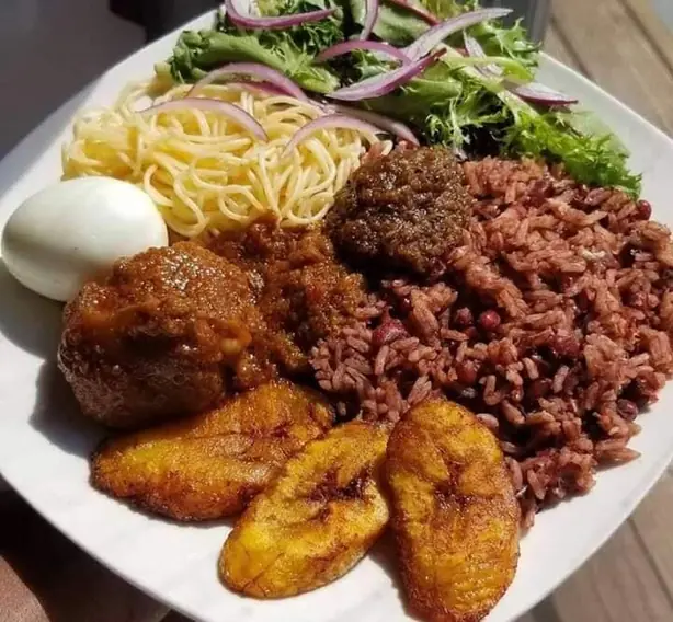 Foto von Waakye (Ghanaischer Reis mit Bohnen) – fertig angerichtet