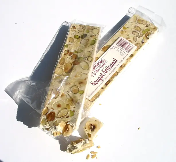 Foto von Weißer Nougat (Montélimar-Art) - Der edle Klassiker mit Honig und Pistazien – fertig angerichtet