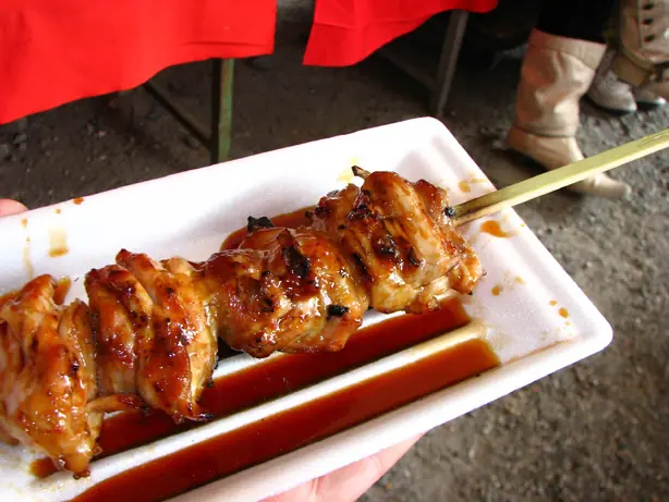 Wikipedia-Bild - Yakitori_by_MShades_in_Kujo,_Kyoto.jpg - Foto: MShades from Ennichi at Toji (buddhist temple) in Kujo, Minami, Kyoto - CC BY 2.0