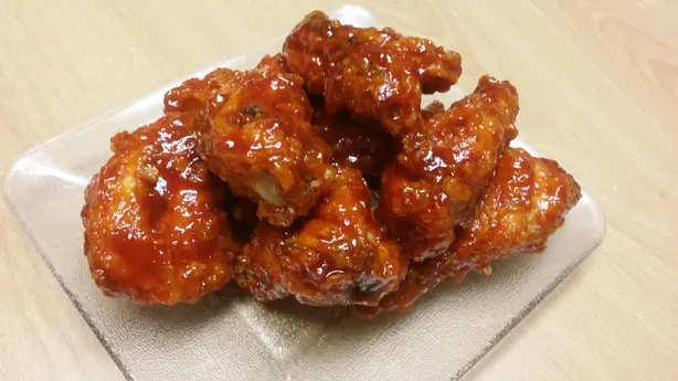 Foto von Yangnyeom Chicken (Koreanisches Fried Chicken) – fertig angerichtet