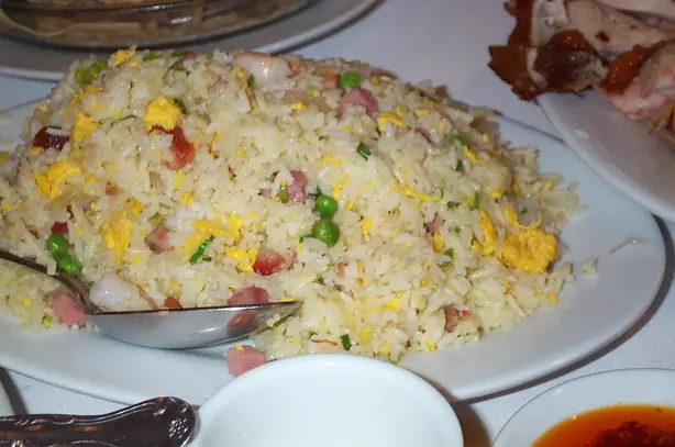 Wikipedia-Bild - Chinese_fried_rice_by_stu_spivack_in_Cleveland,_OH.jpg - Foto: stu_spivack from C &amp; Y Chinese Restaurant in Cleveland's Chinatown, Ohio - CC BY-SA 2.0