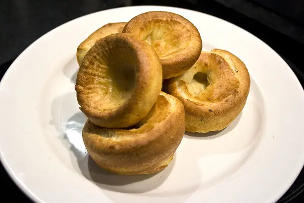 Wikipedia-Bild - Yorkshire_Puddings_on_plate.jpg - Foto: Sam Greenhalgh - CC BY 2.0