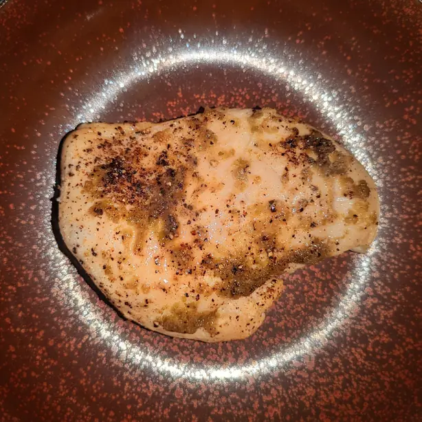 Wikipedia-Bild - Chicken_breast_with_yuzu_kosho,_garlic,_olive_oil,_salt,_and_pepper_-_Massachusetts.jpg - Foto: Daderot - CC0