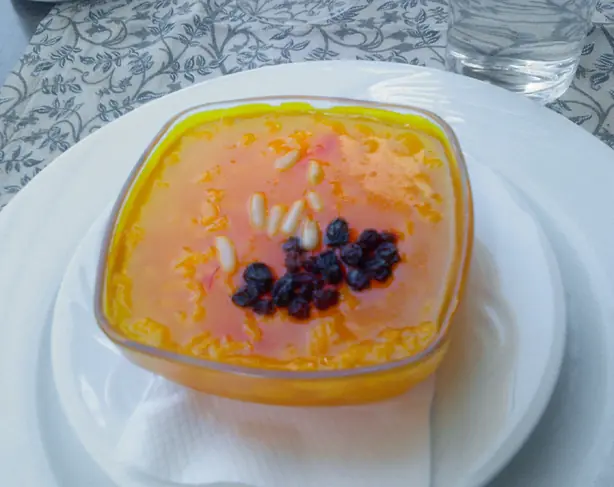 Foto von Zerde (Türkischer Safran-Reispudding) – fertig angerichtet