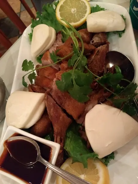 Foto von Zhangcha-Ente (Tee-geräucherte Ente) – fertig angerichtet