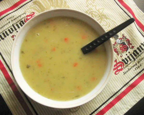 Foto von Zupa ogórkowa (Polnische Salzgurkensuppe) – fertig angerichtet