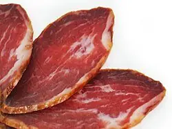 Foto von Zypriotische Lountza – In Rotwein gereiftes & geräuchertes Schweinefilet – fertig angerichtet