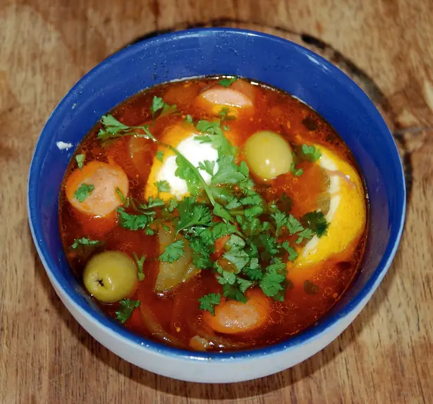 Foto von Klassische Fleisch-Soljanka – fertig angerichtet