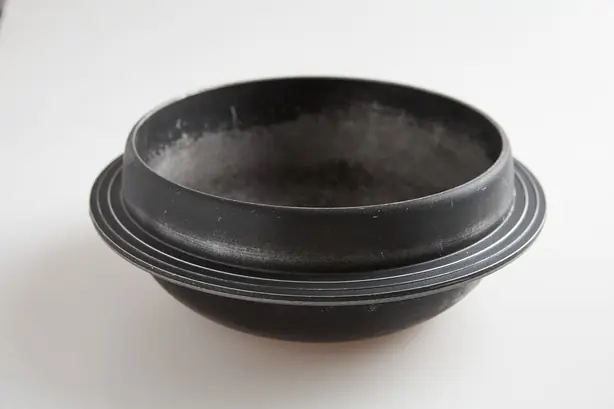 Foto von Klassischer koreanischer Gamasot-Reis – fertig angerichtet