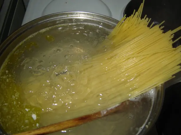 Spaghetti-cooking – Foto: Eloquence at English Wikipedia (PUBLIC DOMAIN)