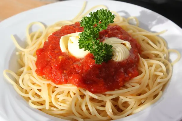 Foto von Klassische Pasta al Pomodoro – fertig angerichtet