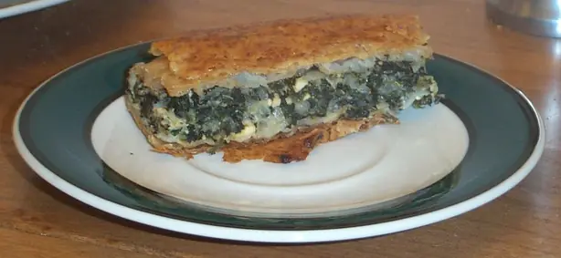 Foto von Griechische Spanakopita vom Blech – fertig angerichtet