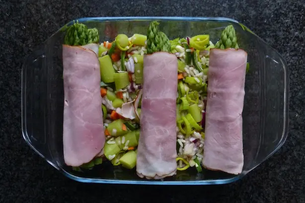 Foto von Spargelrollen mit Käse – fertig angerichtet